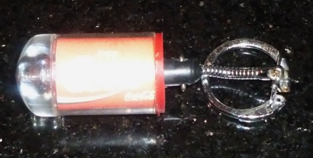93174-1 € 2,00 coca cola sleutelhanger plastic lampje ( batterij leeg).jpeg